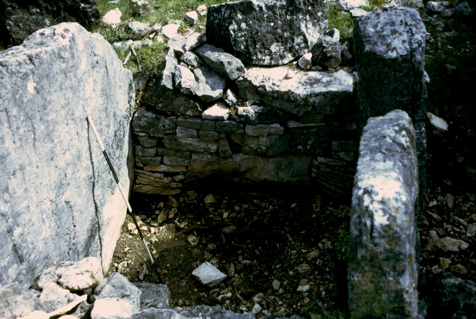 St Cézaire Dolmen des Puades 10A 054 1974